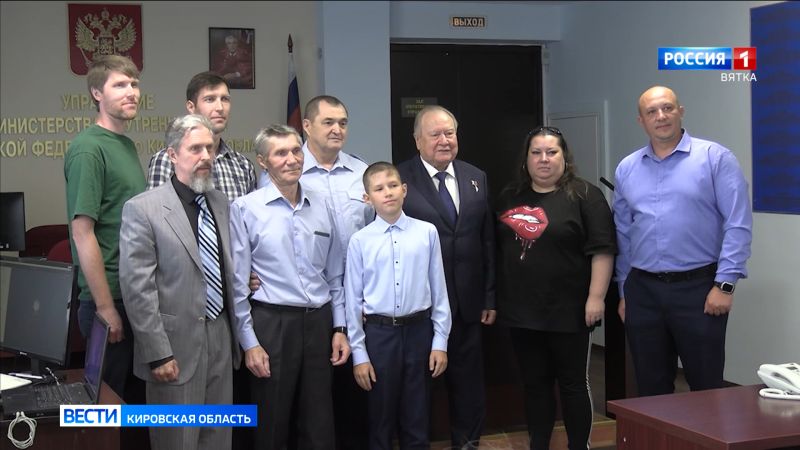 В региональном УМВД наградили кировчан, которые спасли выпавшего из окна ребёнка