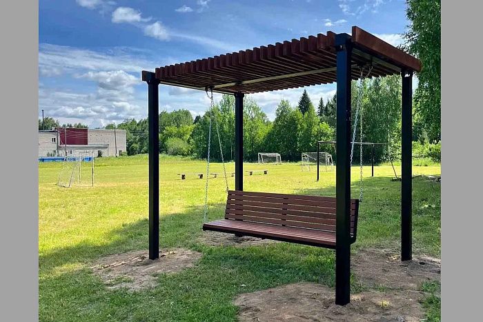 В Подосиновском округе на стадионе в Яхреньге появились новые качели
