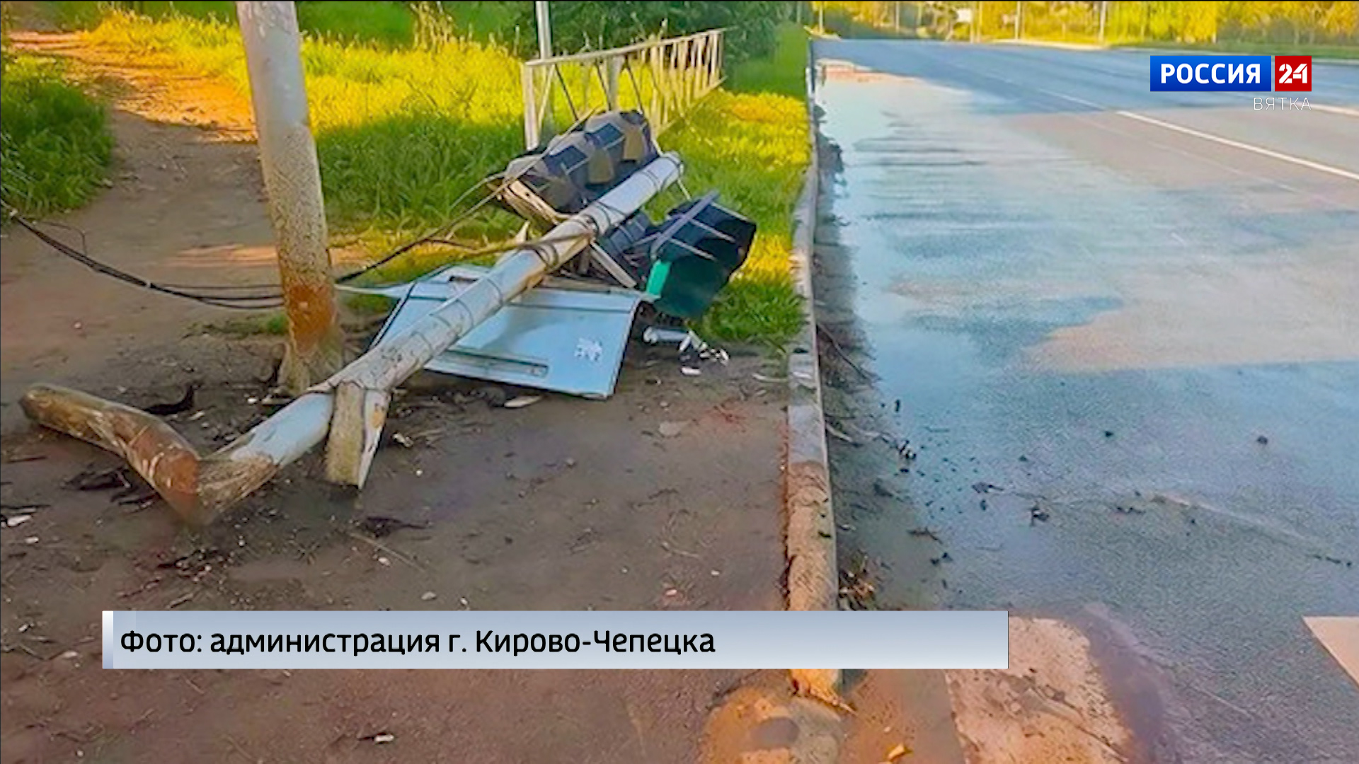 В Кирово-Чепецке водитель протаранил светофор и скрылся с места ДТП
