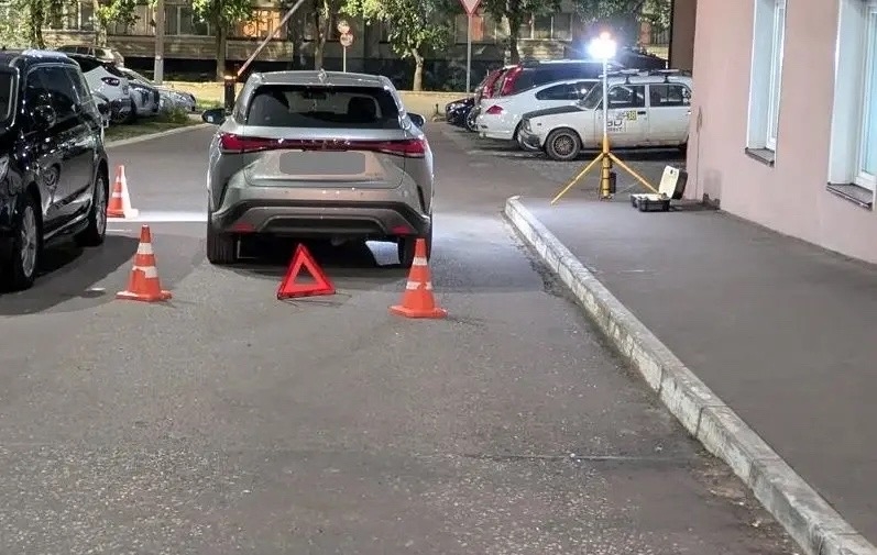 В Кирове 7-летний велосипедист столкнулся с авто во дворе дома