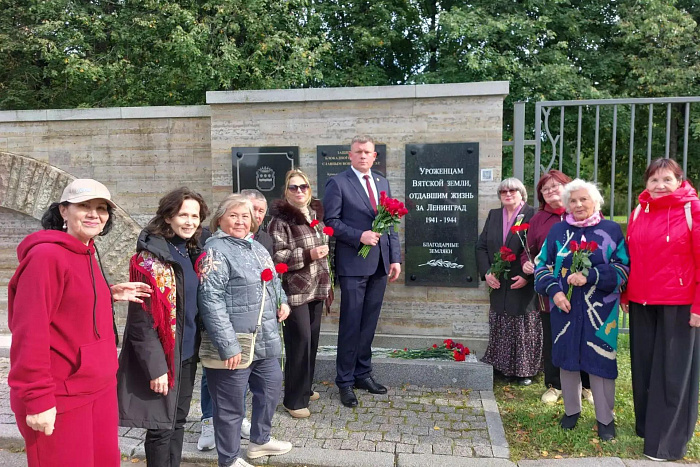 На Пискаревском кладбище Санкт-Петербурга почтили память кировских солдат