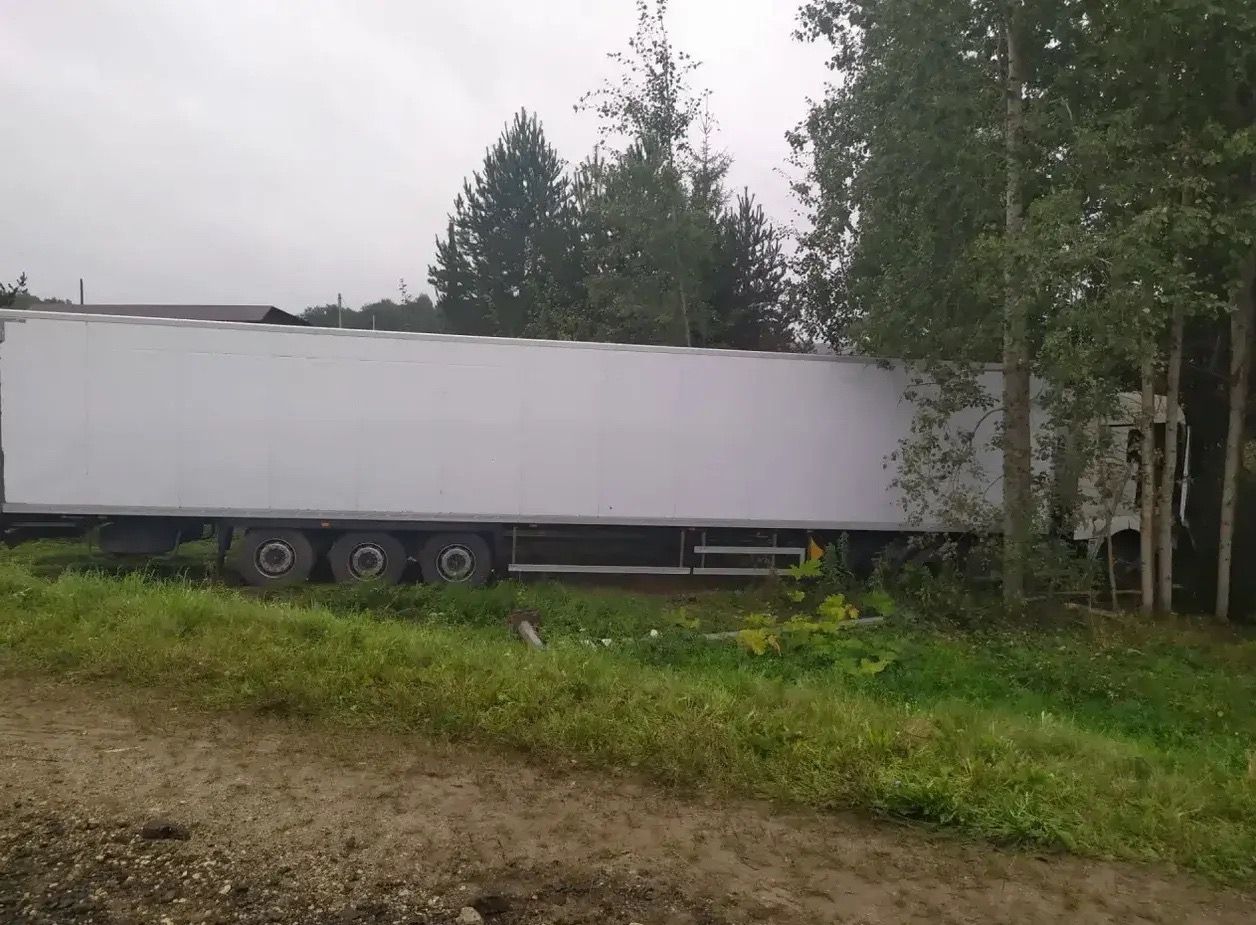 Водитель на грузовом авто врезался в дерево в Котельничском районе