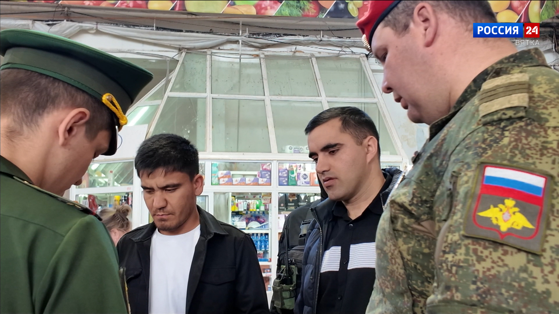 На центральном рынке города Кирова прошёл рейд по проверке документов у мигрантов
