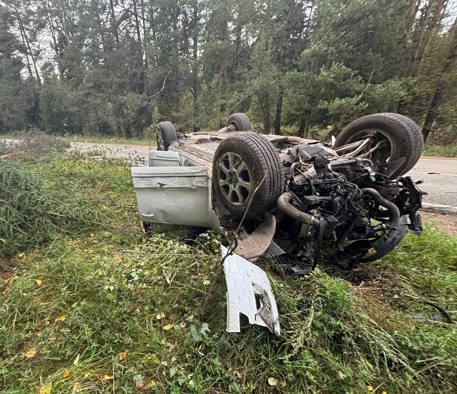 Женщина на легковушке в Слободском районе врезалась в дерево и перевернулась