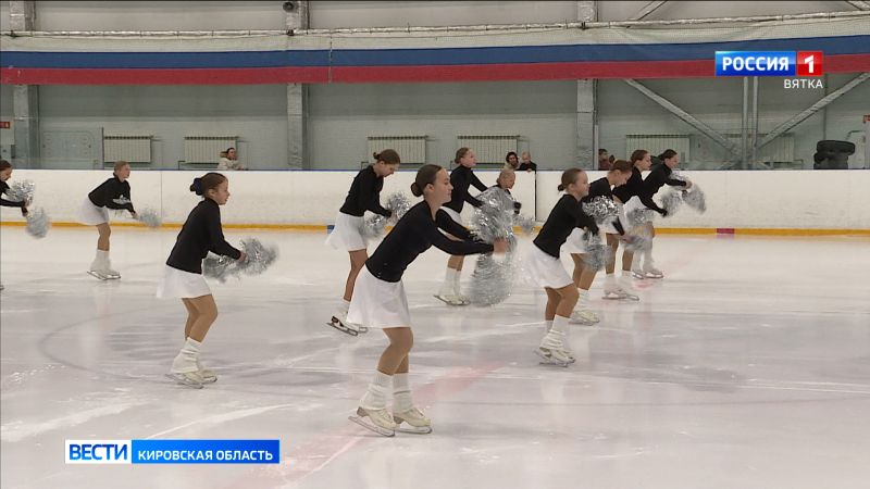 Кировские фигуристы открыли новый спортивный сезон показательными выступлениями