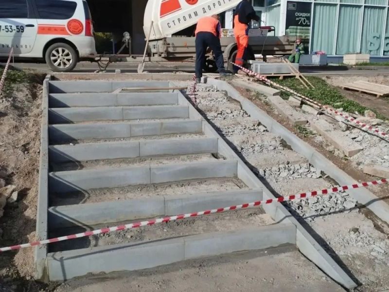 На центральных улицах Кирова ремонтируют лестничные марши