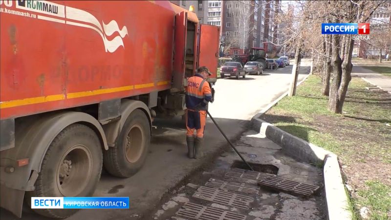 В Кирове к зиме готовят ливневки: работы идут на Театральной площади и еще ряде улиц