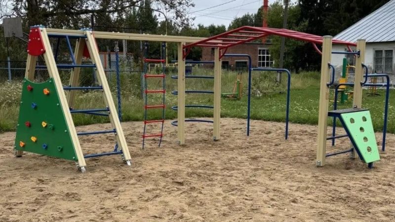 В Сидоровке устанавливают освещение на новой детской площадке