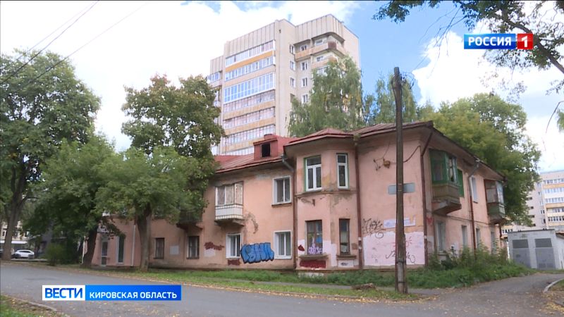 Крыша с дырами, гнилые стены, отсутствие горячей воды: жители дома на Всесвятской в Кирове попали в коммунальную ловушку