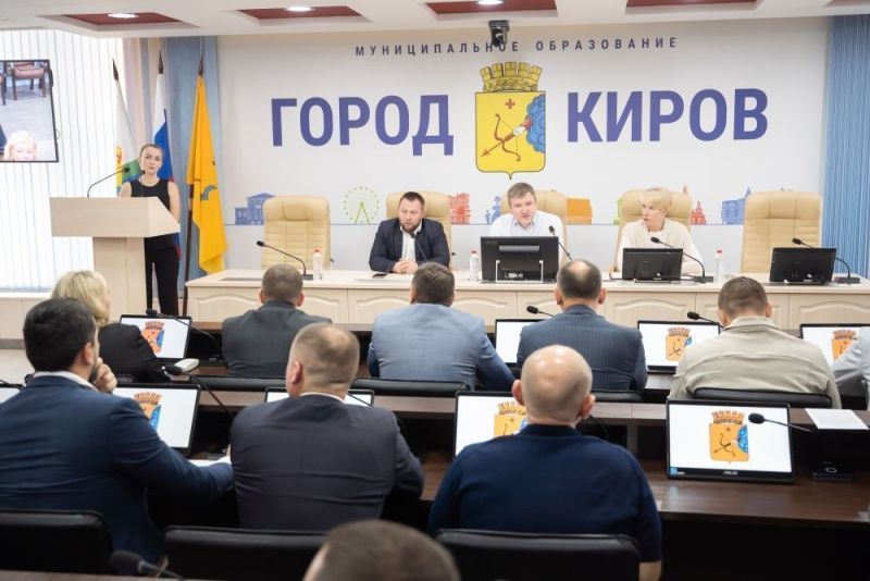 В Кирове предложили расширить программу ремонта подъездных путей к садикам и школам