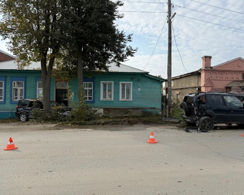 В Малмыже два человека получили травмы, врезавшись в припаркованное авто