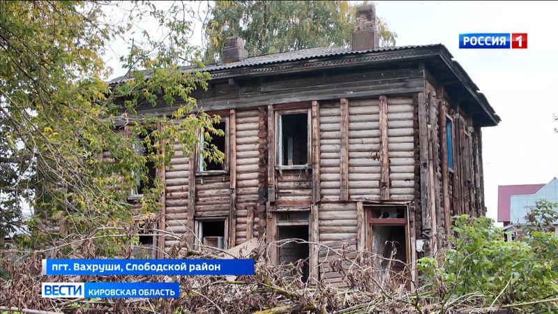 Волонтеры разбирают старинный дом в Вахрушах для транспортировки в Никулицкую слободу