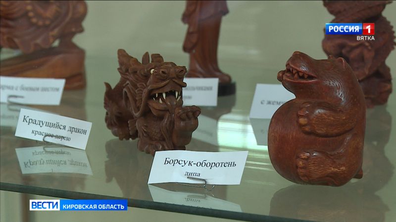 В библиотеке имени Грина открылась выставка мастера деревянной скульптуры Александра Чернядьева