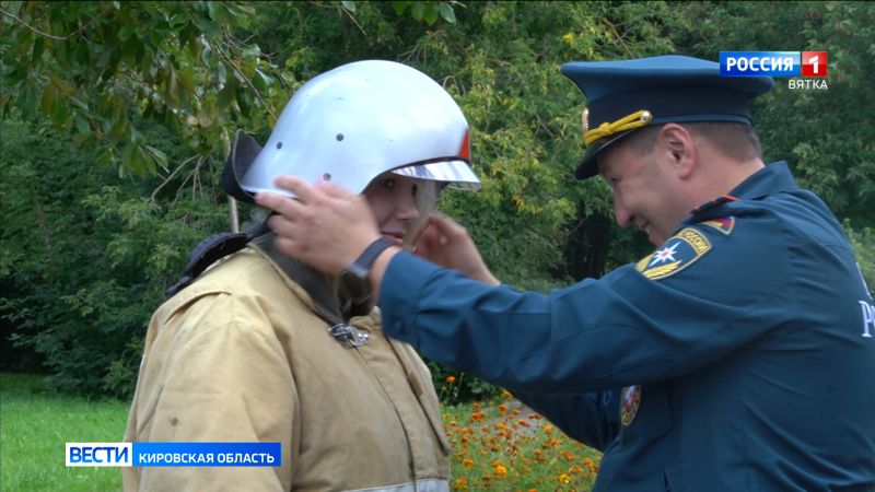 В Кирово-Чепецке сотрудники пожарной охраны провели для студентов профориентационный урок
