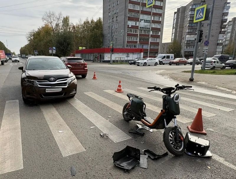 В Кирове велосипедиста после столкновения с одной машиной отбросило на другую