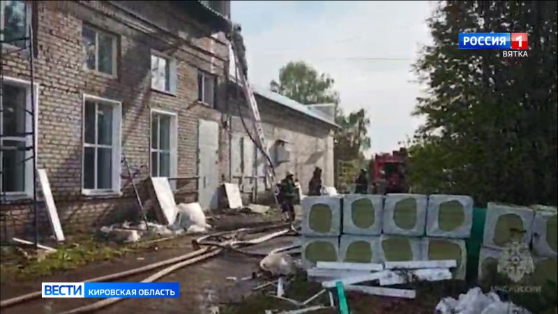 Двух человек спасли из горящего здания на Луганской в Кирове