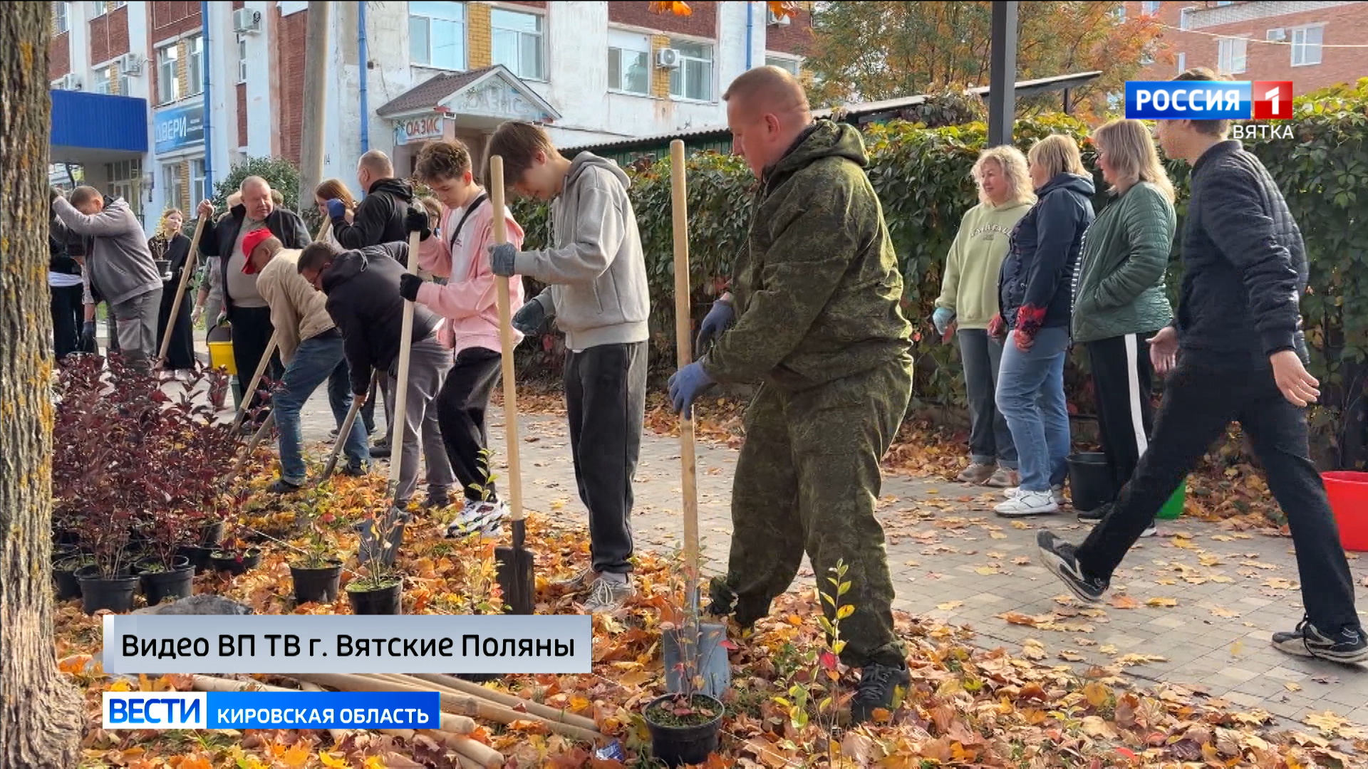 Жители Вятских Полян участвуют в озеленении территории «Купеческого города»
