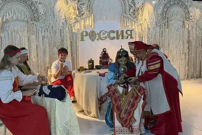 Кировчанка Инна Пушкарева провела в Туркменистане на стенде наццентра «Россия» мастер-класс по кружевоплетению