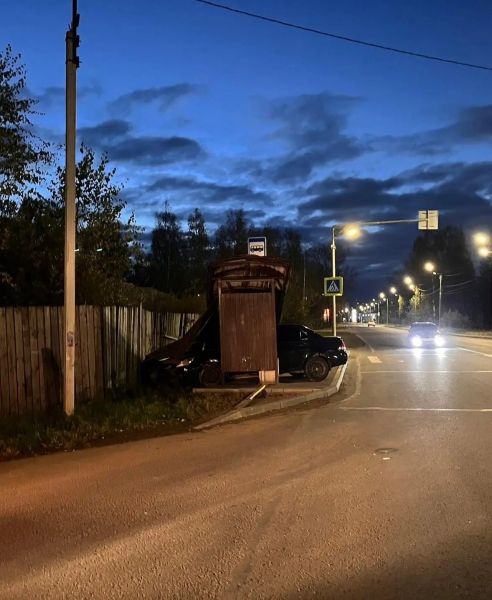 В Кирове задержали пьяного водителя, врезавшегося в остановку на угнанном авто