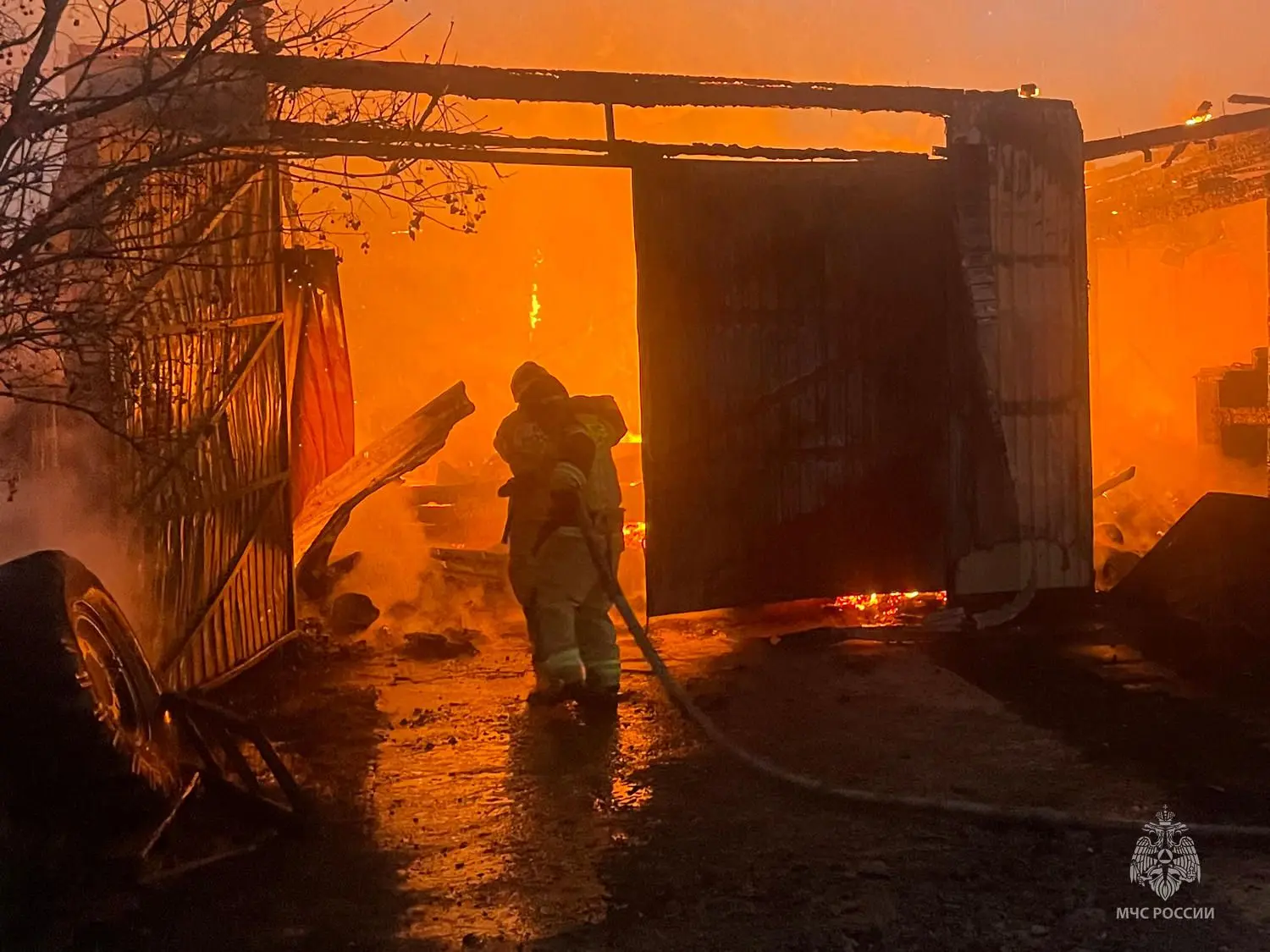 В Пижанке водитель пожарной машины вынес из огня пожилую женщину