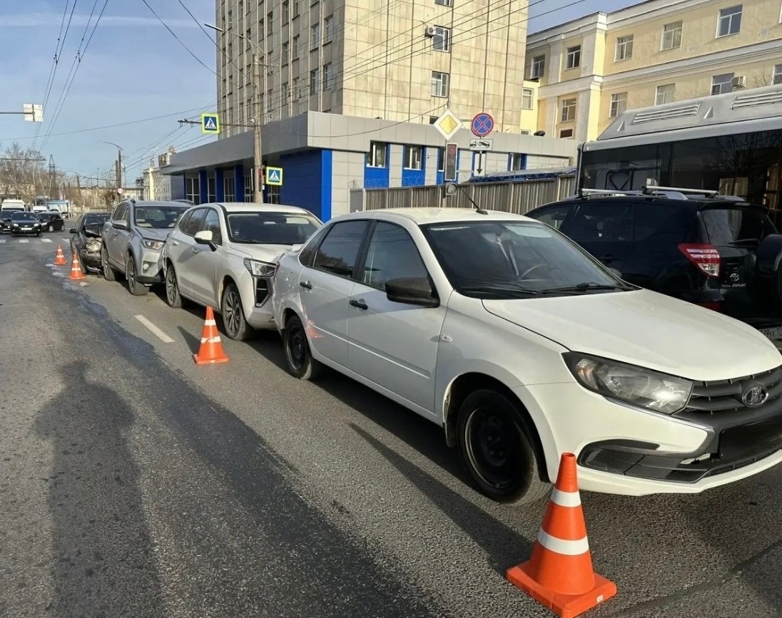 В Кирове на Октябрьском проспекте дорогу не поделили водители четырех автомобилей