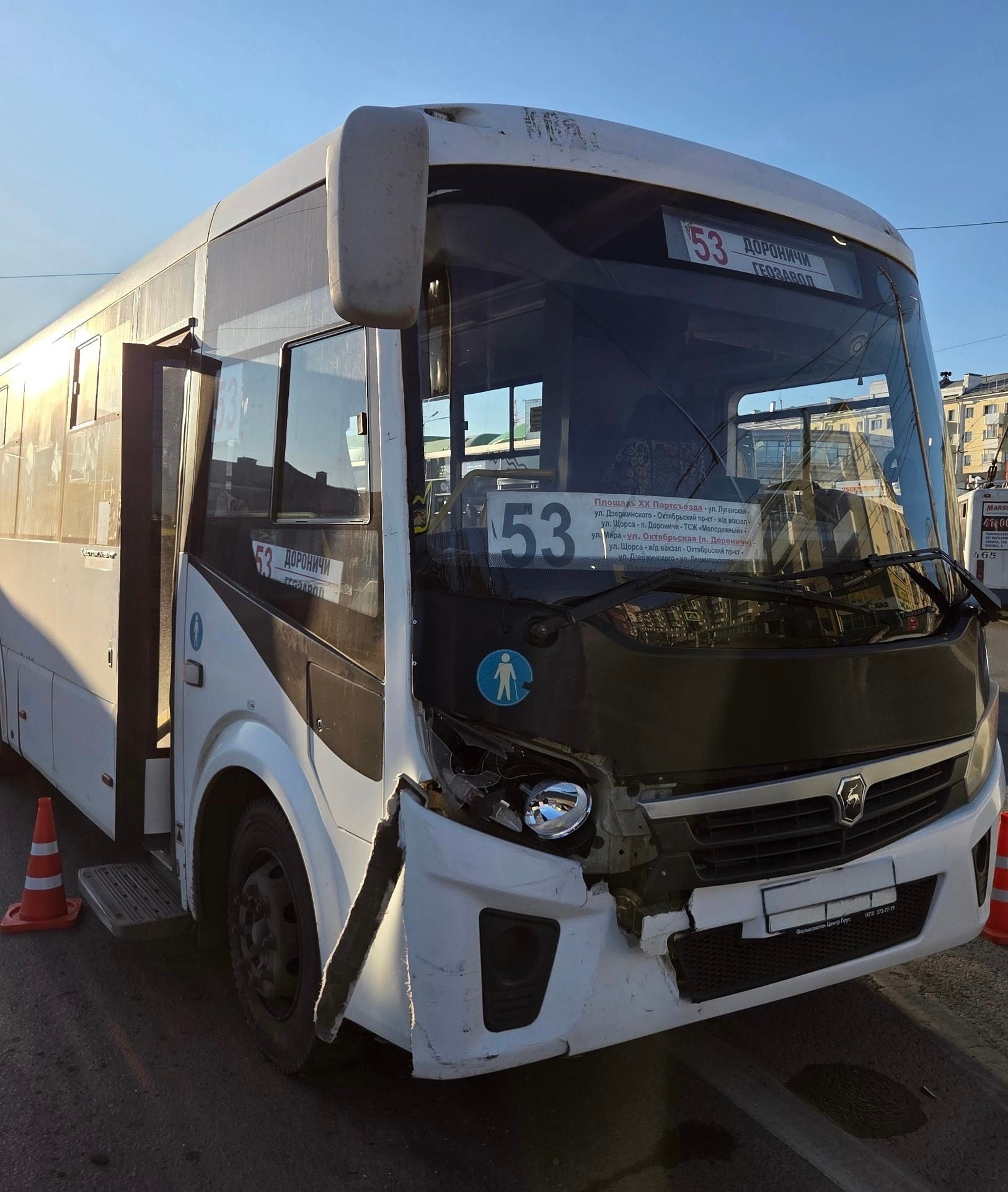 Пять пассажиров автобуса пострадали в результате столкновения с легковушкой в Кирове