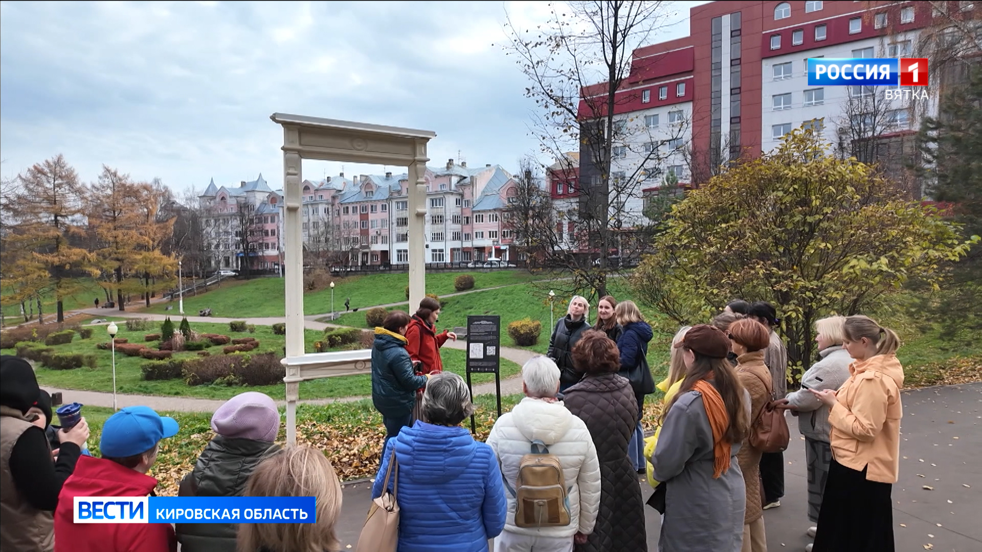В кировских скверах установили отреставрированные наличники деревянных домов