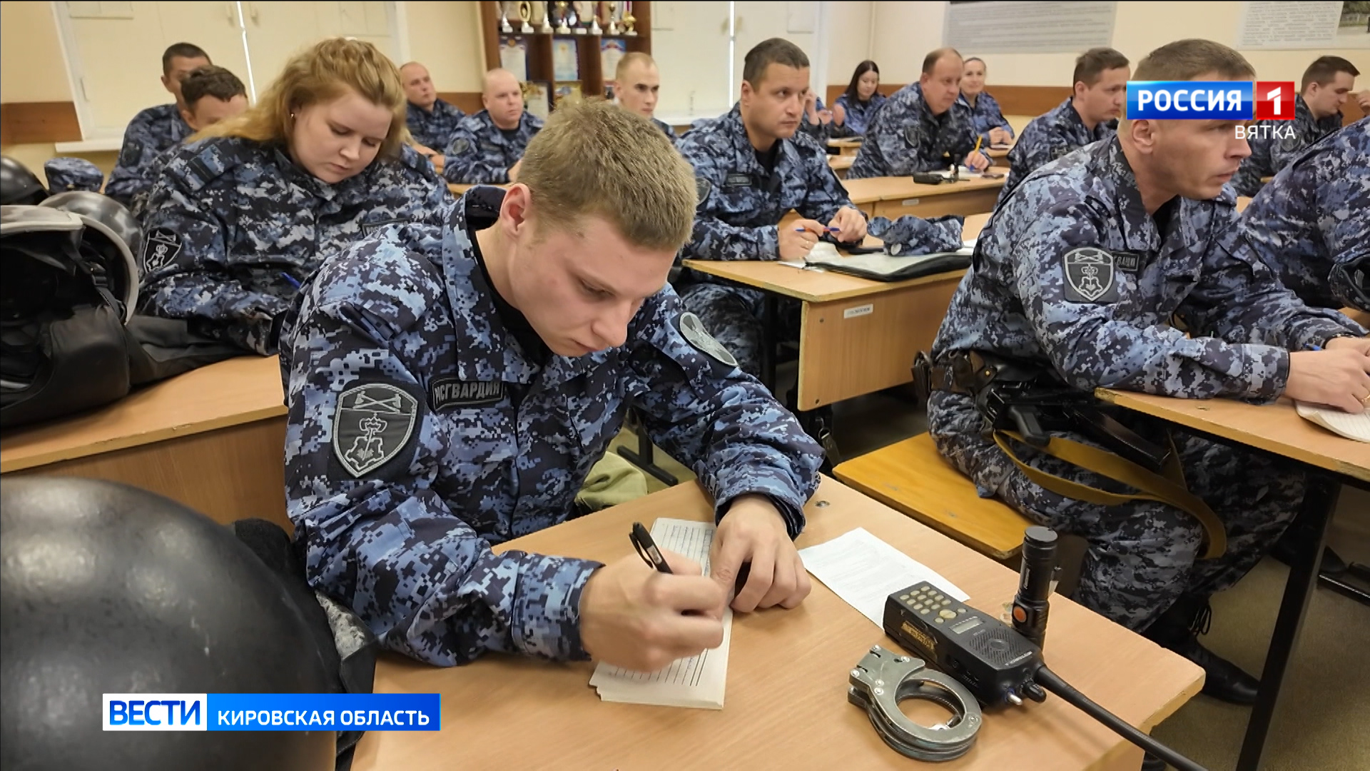 Кировчанам рассказали о важности профессии сотрудников вневедомственной охраны Росгвардии