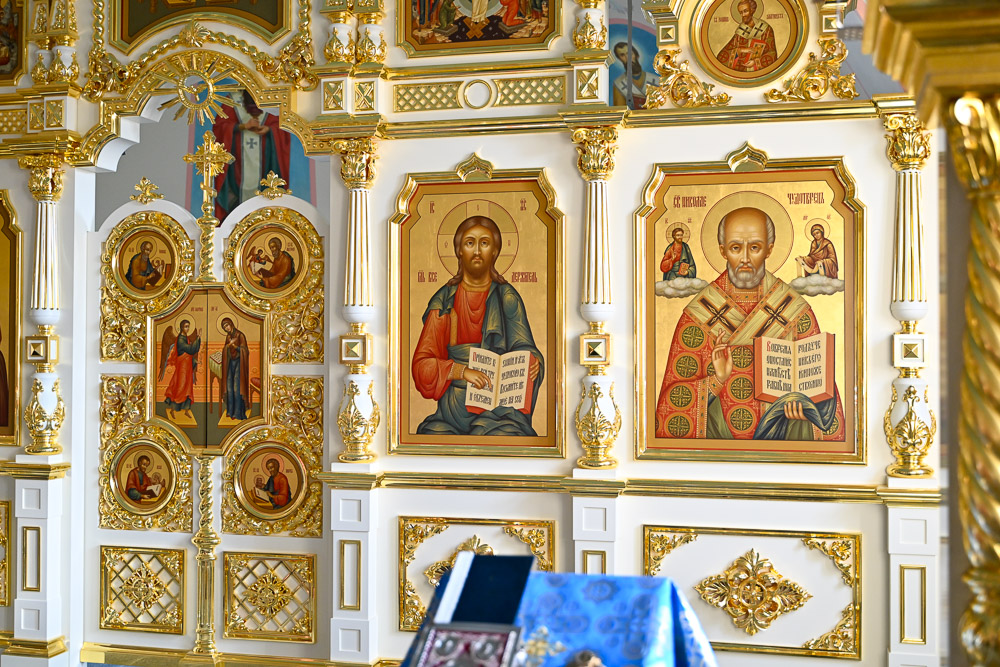 В Покровском храме Советска освятили новый иконостас