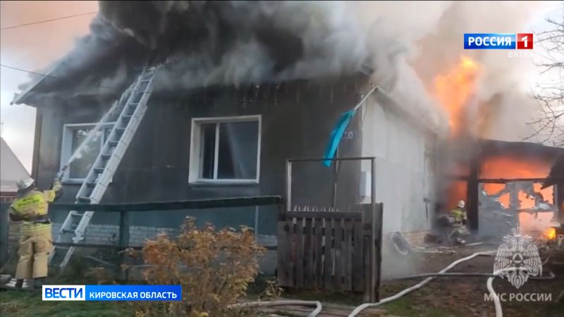 В поселки Уни на улице Цветочной загорелся частный жилой дом