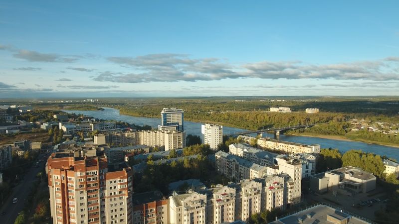 В Кирове прохожий остановил подозреваемого в грабеже и забрал у него корзинку с продуктами