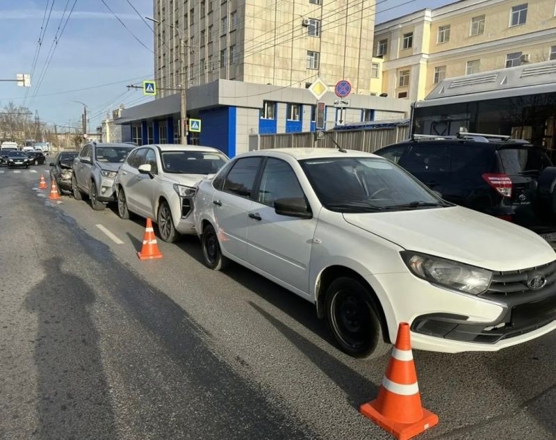 В Кирове на Октябрьском проспекте дорогу не поделили водители четырех автомобилей