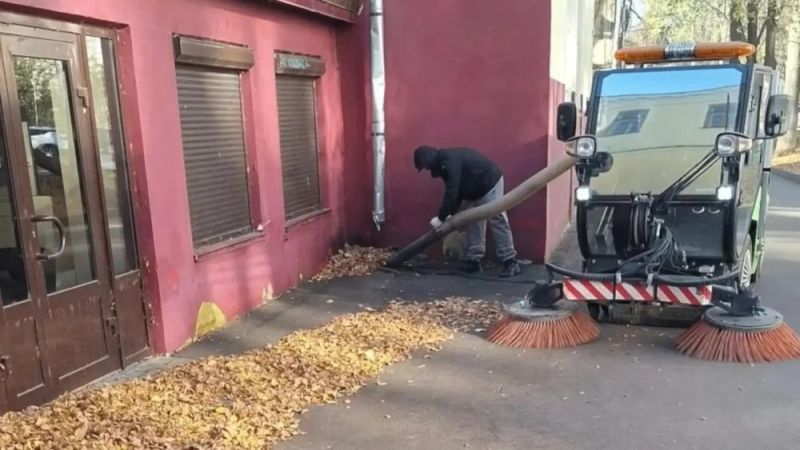 В Кирове с улично-дорожной сети убирают листву