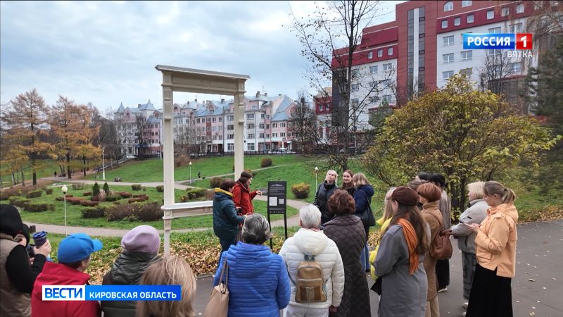 В кировских скверах установили отреставрированные наличники деревянных домов
