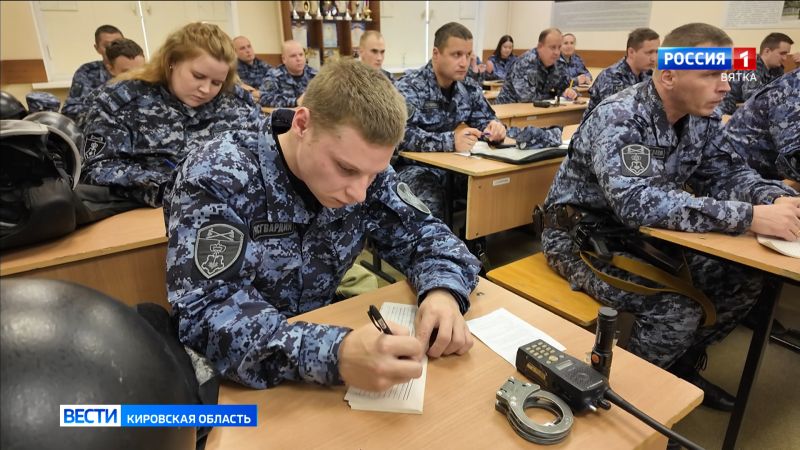 Кировчанам рассказали о важности профессии сотрудников вневедомственной охраны Росгвардии