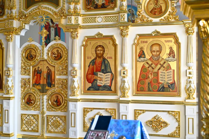 В Покровском храме Советска освятили новый иконостас